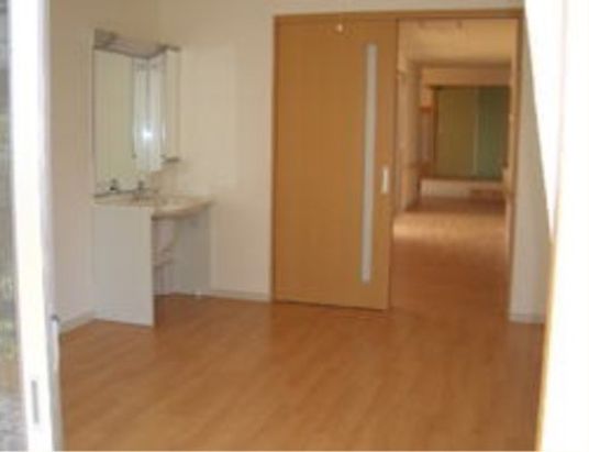 入居者用の明るい洋室