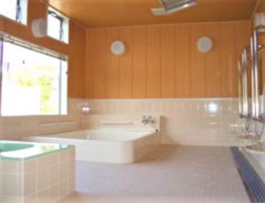 広々明るい浴室