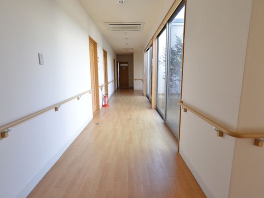 明るい廊下の一部