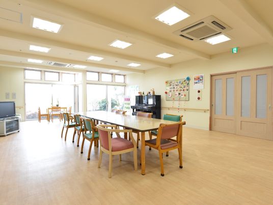 広々とした明るい食堂