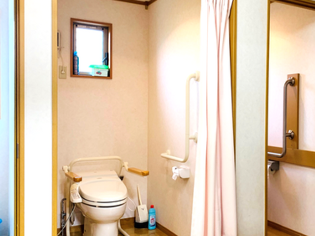 清潔なトイレ空間 トイレ 手すりが完備された広々としたトイレです。安全かつ快適にご使用いただける設計となっております。