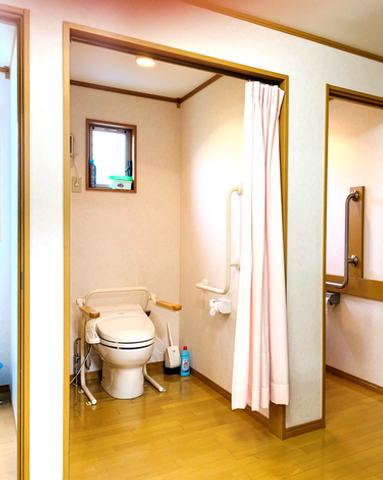 清潔なトイレ空間 トイレ 手すりが完備された広々としたトイレです。安全かつ快適にご使用いただける設計となっております。