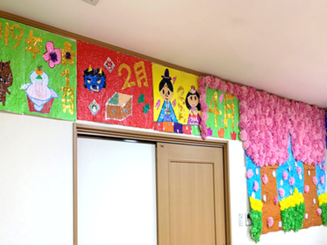 季節の飾り付け廊下 廊下 壁に季節感あふれる手作りの飾り付けがされ、明るく温かい雰囲気の廊下です。