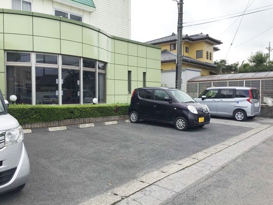 建物外観と駐車場の外観  
