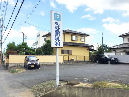 外観と駐車場  