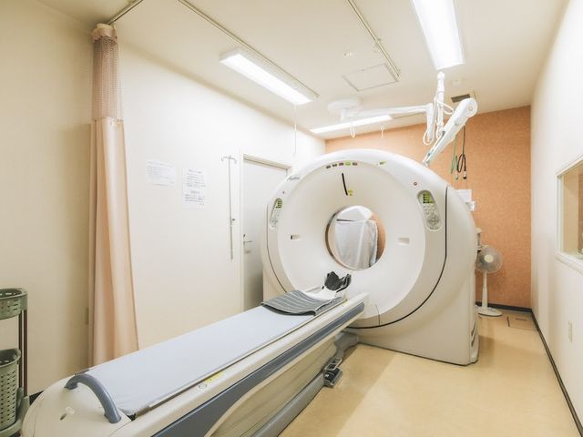 機能訓練室のCT装置 機能訓練室   明るい空間にCT装置が設置されています。検査や体調確認に対応しやすい設備が整っています。