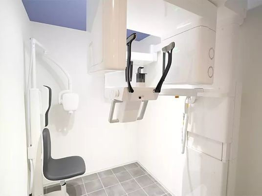 歯科機器のある室内  