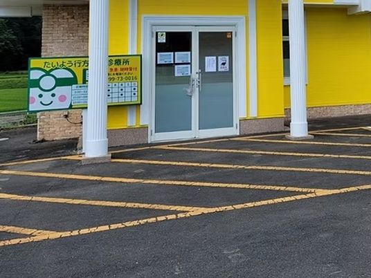 明るい外観の出入口  