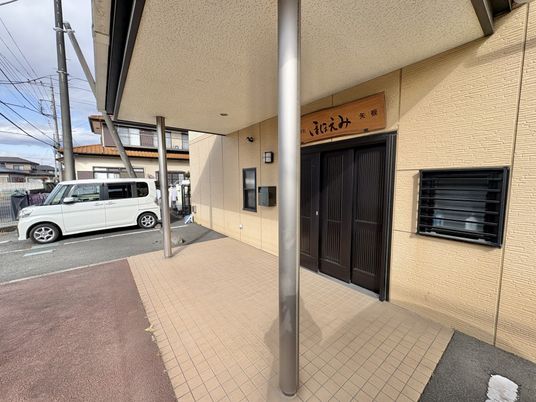 車寄せがある玄関  