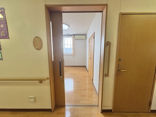 明るい居室への入り口