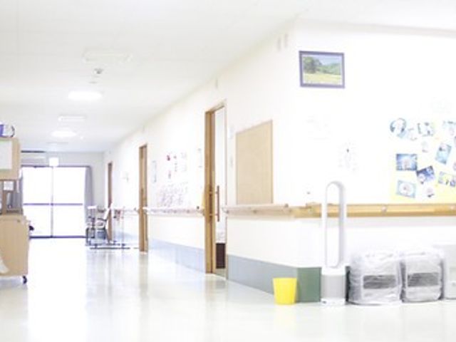 廊下が広がる明るい空間 廊下 ゆったりとした廊下は明るくて開放感があり、スムーズな移動が可能です。壁には掲示物もあり、コミュニケーションの場としても機能しています。
