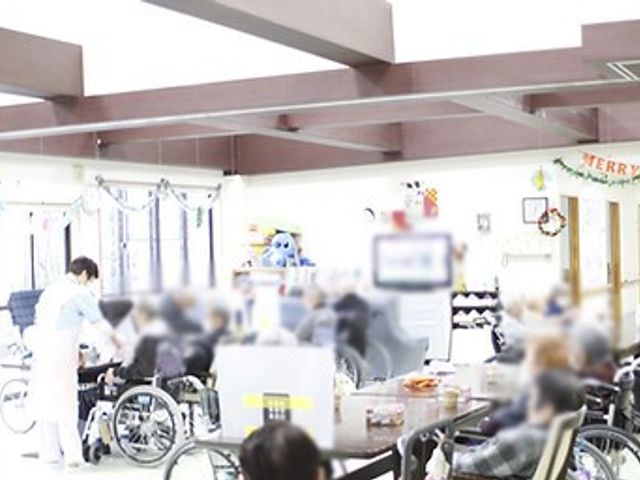 明るい共用スペース ラウンジ 広々とした空間では、窓からの自然光がたっぷりと入り、利用者がリラックスできる雰囲気です。