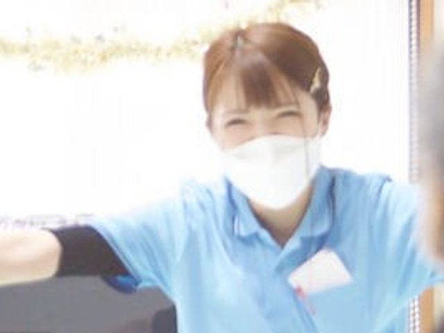 ケアスタッフの笑顔 スタッフイメージ 明るく笑顔で迎えてくれるスタッフがおり、温かい雰囲気の場所です。安心して生活をスタートできます。