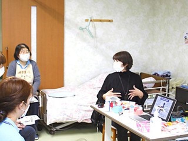 安心の居室風景 居室 ゆったりとした居室で、スタッフとのコミュニケーションも活発です。お体のケアだけでなく、心のケアにも配慮が行き届いています。