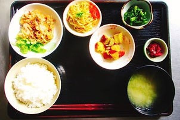 彩り豊かな食事風景