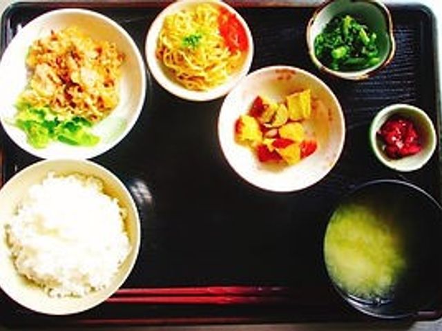 彩り豊かな食事風景 食堂 栄養バランスを考えたカラフルな料理が並ぶ、ゆとりの食事時間をご提供します。