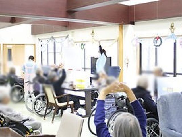 明るい共有スペース ラウンジ 広々としたラウンジで、リラックスしながら仲間と過ごせます。自然光が差し込み心地よい空間です。