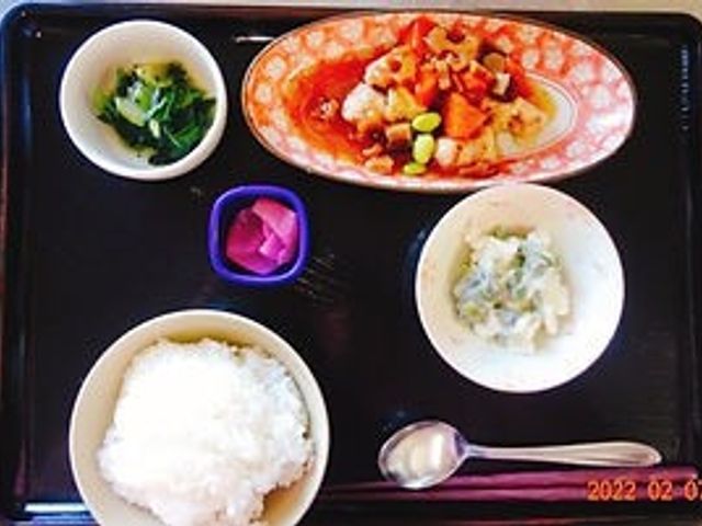 手作りの温かい料理 食堂 手作り感溢れる優しい料理が並ぶ食事の時間です。栄養バランスも考慮されており、健康を支えます。