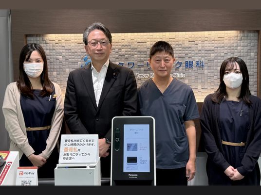 受付に立つスタッフの様子  