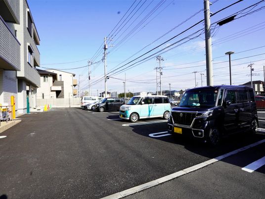 駐車場と建物外観  
