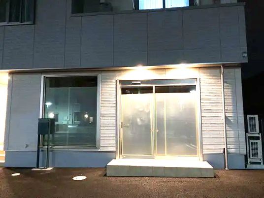 建物正面の出入口  