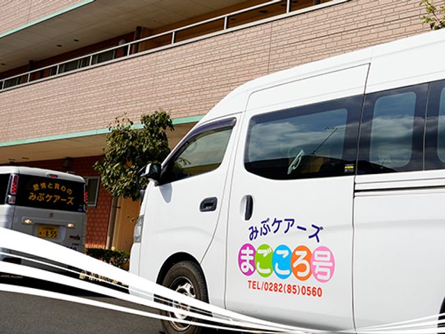 送迎車が並んでいる外観 外観 施設の前には利用者のための送迎車があるため、通勤も便利です。施設外観がしっかりしています。