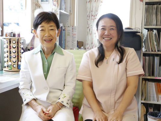 笑顔の職員2人と相談室  