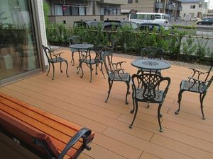 テラスのテーブルと椅子  