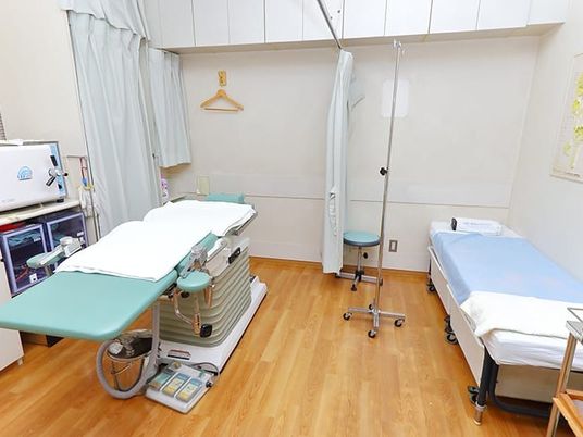 施術ベッドのある機能訓練室