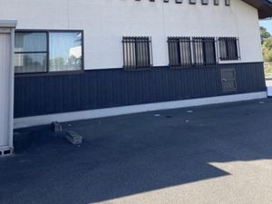 建物外壁と駐車場の外観  