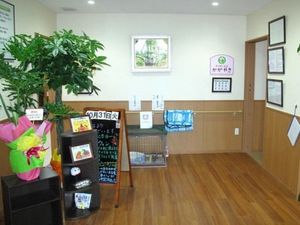明るい廊下の掲示物  