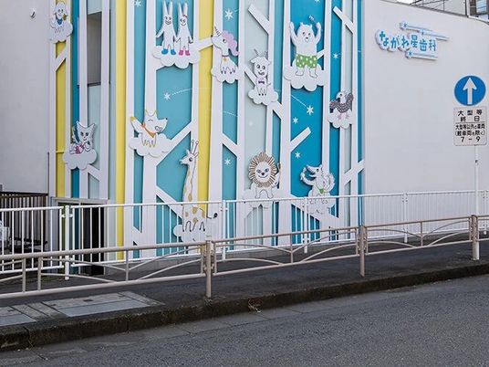 動物装飾の建物外観  