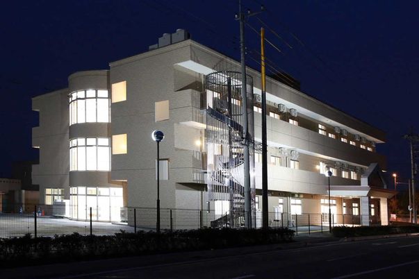 夜の建物外観