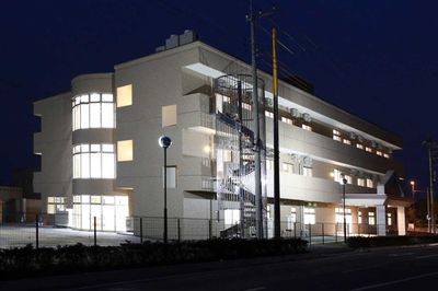 夜の建物外観
