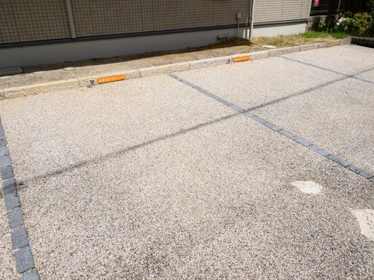 砂利敷きの屋外駐車場  