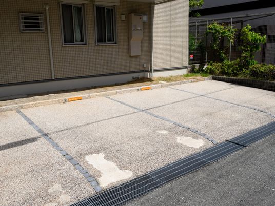 建物脇の駐車場  