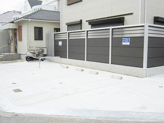 建物前の駐車スペース外観  