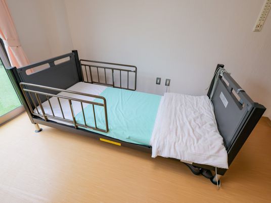 シンプルな居室のベッド  