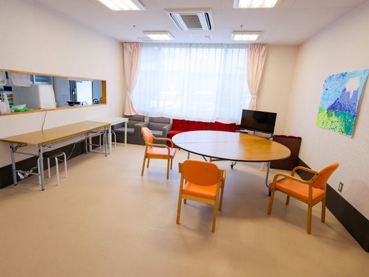 明るい共用室の様子  