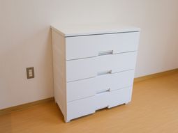 白い収納棚のある居室  