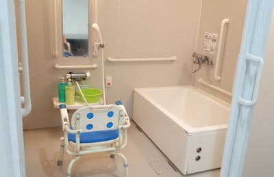 手すり付きの浴室