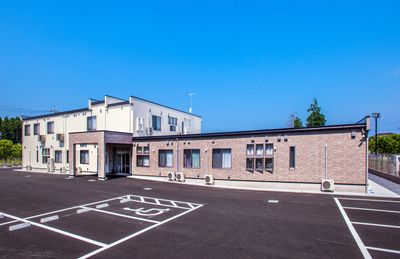 駐車場のある建物外観