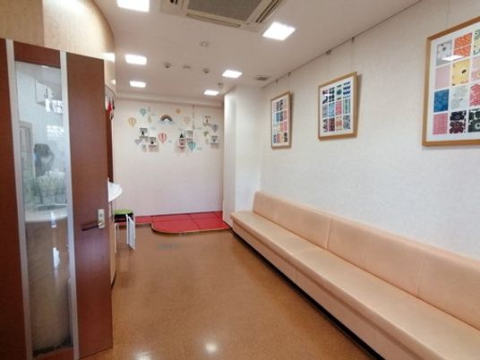 明るい廊下と長椅子  