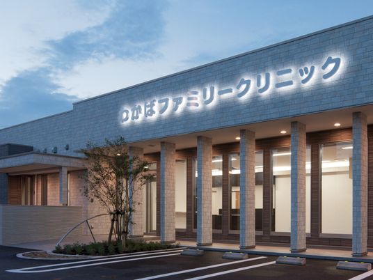 夜の施設外観  