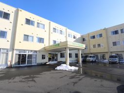 明るい外観の建物エントランス