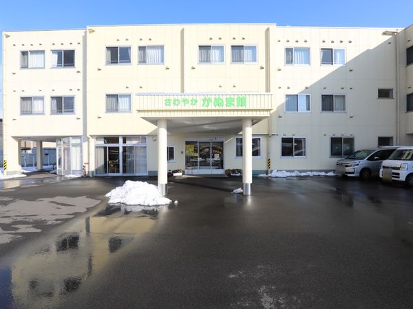 明るいエントランスの施設外観