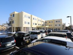 黄色い建物の外観