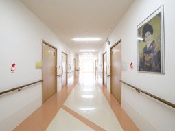 清潔な廊下と掲示物