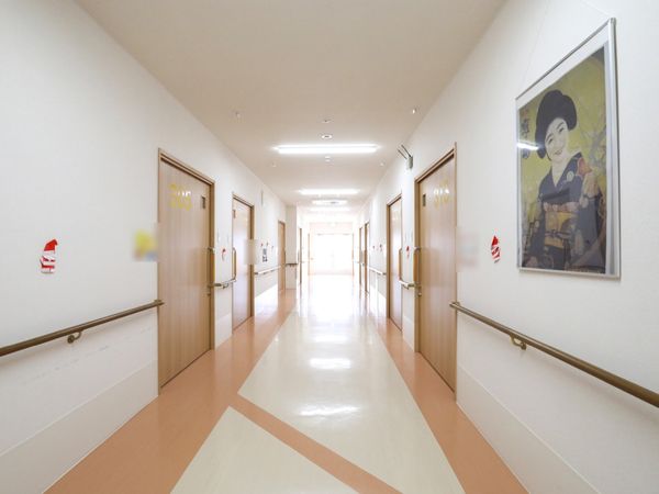 清潔な廊下と掲示物