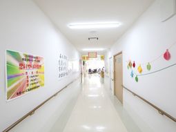 明るい廊下と掲示物